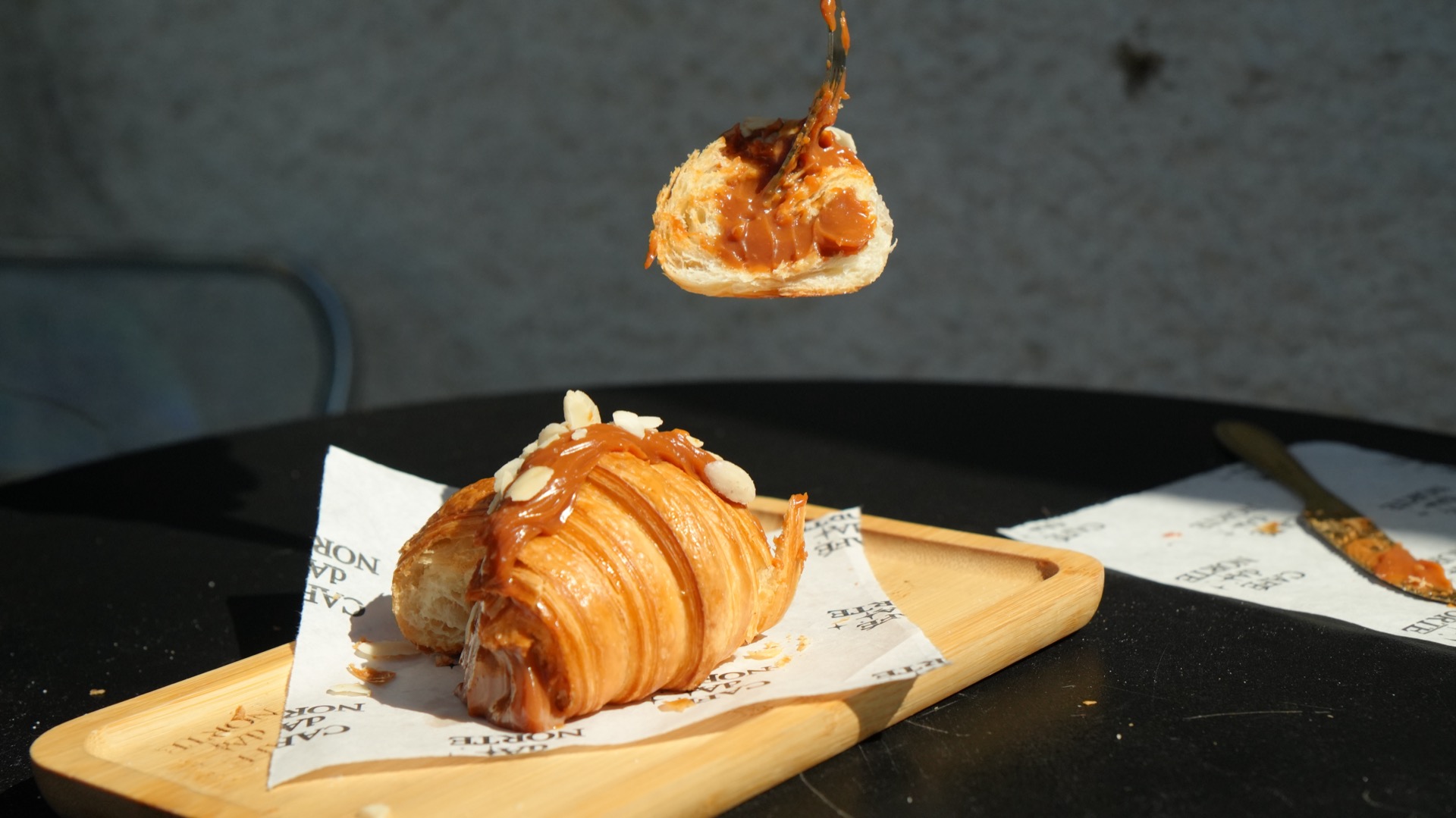 Croissant de Caramelo Salgado — Café da Norte